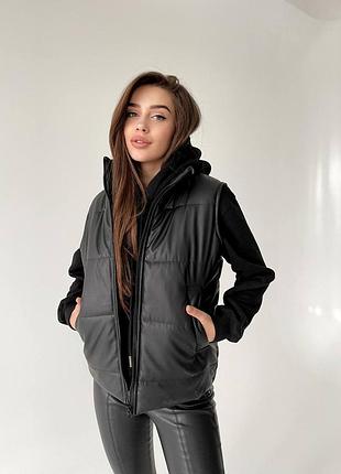 Женская жилетка безрукавка из эко кожи черного цвета 42/50р