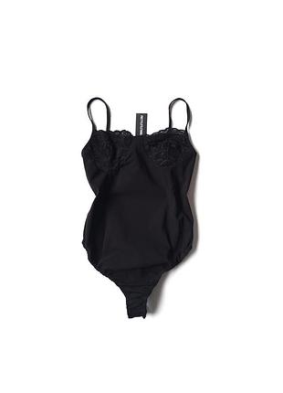 Боди черно цвета с кружевом prettylittlething