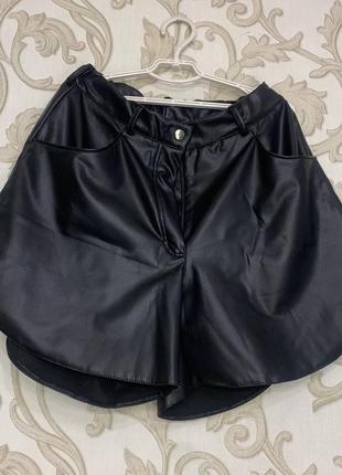 Черные кожаные шорты клеш из экокожи