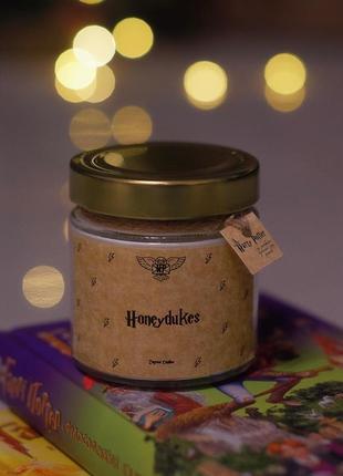 Свічка за мотивами гаррі поттера з ароматом кондитерської гоґсміту «медові руці" - "honeydukes" 200ml1 фото