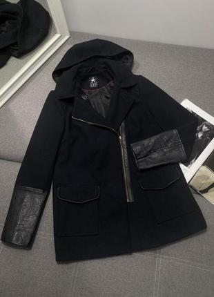 Красивое легкое пальто черного цвета