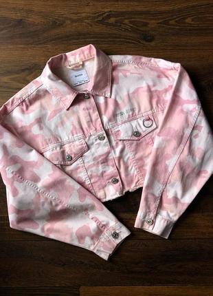 Укорочена джинсовка bershka