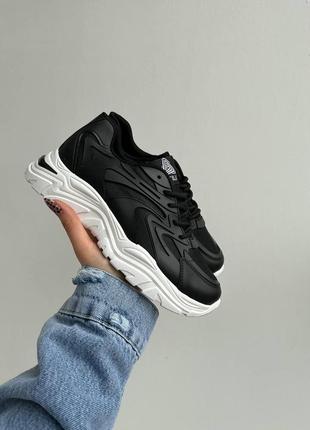 Чорно-білі кросівки