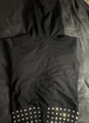 Кофта черная с стразами и капюшоном.2 фото