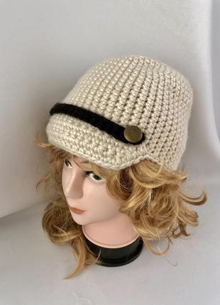 Цікава вʼязана шапочка шапка topshop біла з козирьком молочна