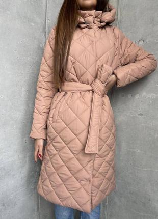 Пальто весна стеганное на кнопках под поясок отстегной капюшон врезные карманы рукав прямой ткань плащевка матовая силикон 150 подклад