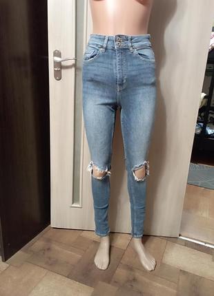 ❤️идеальные завышенные джинсы скинни с фабричными дирами потертостями divided1 фото