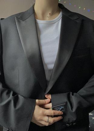 ‼️продаю терміново до 20 травня‼️ новий чоловічий чорний концертний діловий костюм з атласними вставками ( брюки та піджак ) з бірками. жакет та штани2 фото