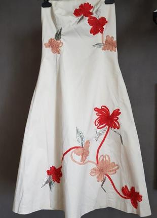 Красивое элегантное белое платье с открытыми плечами и оригинальным цветочным декором5 фото