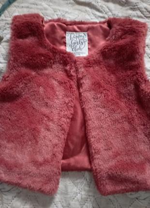 Жилетка укорочена.