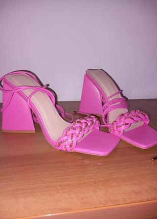 Розовые босоножки на шнурках1 фото