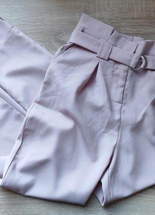 Женские брюки пудрового цвета с поясом3 фото