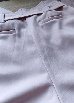 Женские брюки пудрового цвета с поясом7 фото