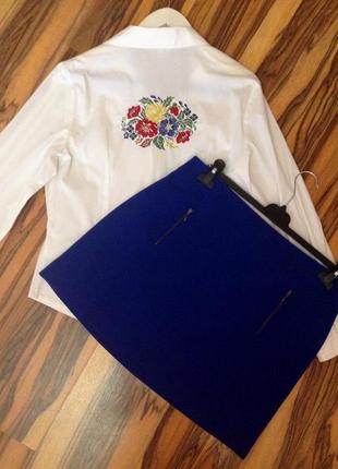 Красивий італійський комплект: біла блуза з вишивкою та синя спідниця.