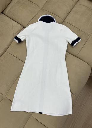 Белое короткое приталеное хлопковое платье с контрастным воротником цвет экрю old money maje9 фото