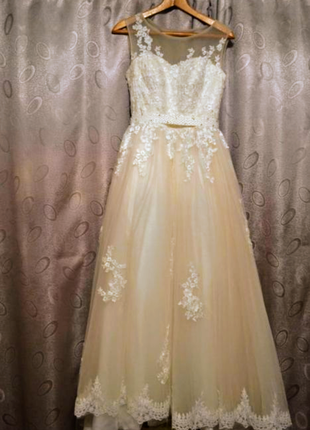 Весельное платье с шлейфом