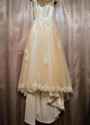 Весельное платье с шлейфом