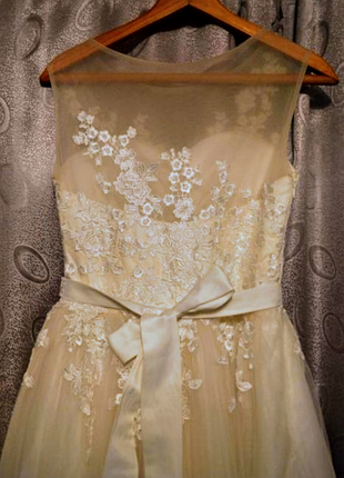 Весельное платье с шлейфом