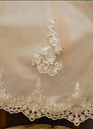 Весельное платье с шлейфом