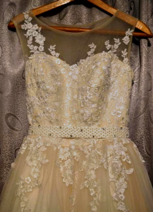 Весельное платье с шлейфом