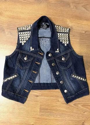 Джинсова жилетка в металевих шипах