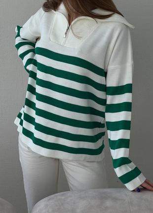 Стильный женский свободный свитер в полоску с воротничком на молнии4 фото
