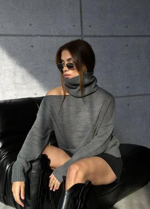 Трендовый женский свитер с горлом и вырезом на плече7 фото