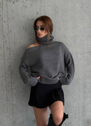 Трендовий жіночий светр з горлом та вирізом на плечі