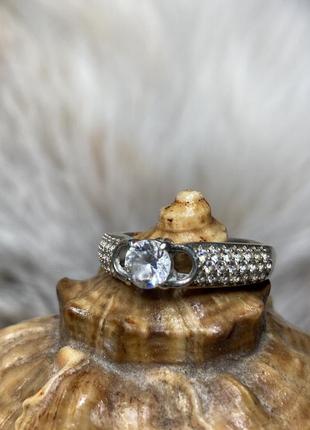 Шикарное серебряное кольцо усыпанное мелкими фианитами с крупным в центре серебро 925 пробы5 фото