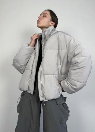 Серая куртка зимняя короткая пуховик с капюшоном6 фото