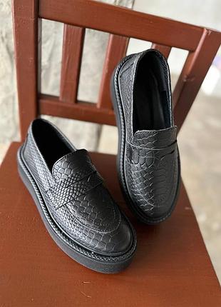 Зручні лофери, к068, чорні, натуральна шкіра під рептилію