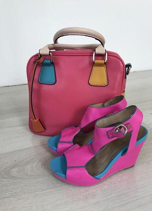 Яркие босоножки босоножки на танкетке шлёпанцы летний лук сумка