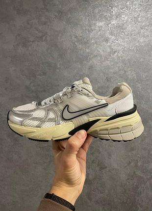 Крутейшие кроссовки nike v2k runtekk summit white metallic silver белые с серебристым унисекс 36-45 р