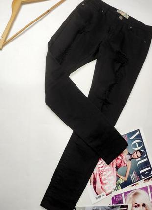 Джинсы женские черные скинни со средней посадкой рванка от бренда boohoo xs s2 фото