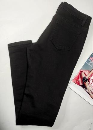 Джинсы женские черные скинни со средней посадкой рванка от бренда boohoo xs s4 фото