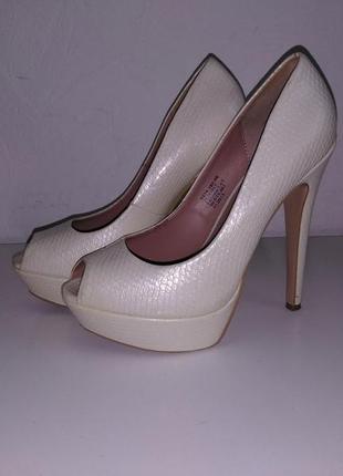 Очень красивые туфельки под кожу рептилии молочно-жемчужные