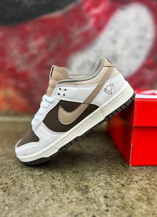 Милые женские кроссовки nike shipping sb dunk low beige brown bear белые с коричневым5 фото