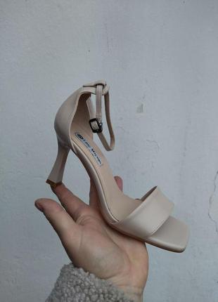 Жіночі бежеві босоніжки на шпильці lino marano