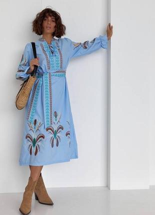 Платье миди с народной вышивкой свободное с поясом воротничок стойкое платье коричневая голубая с поясом из хлопка трендовая стильная7 фото
