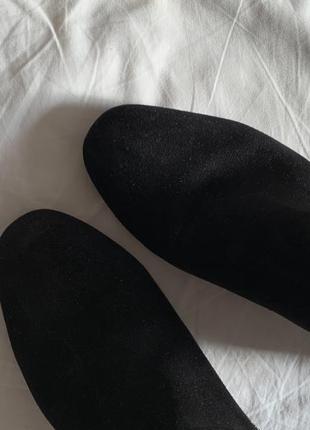Черные замшевые демисезонные ботинки на каблуке1 фото