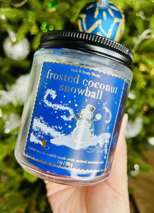 Свічка на 1 гніт frosted coconut snowball від bath&body works1 фото
