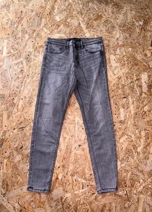 Джинсы тягнеться