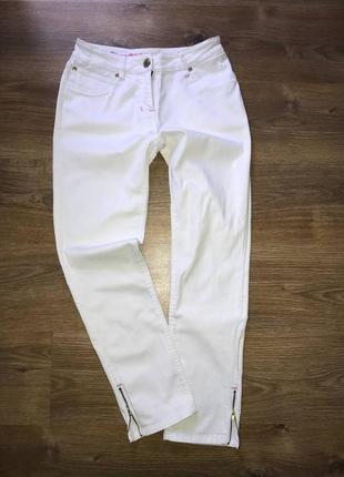 Белые джинсы по фигуре2 фото