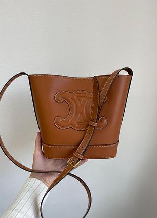 Сумка small bucket cuir triomphe in smooth calfskin tan brown