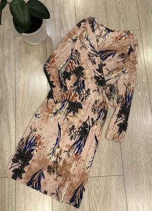 Плісироване сукню міді на запах