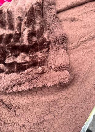 Велюровый плед с рельефными полосками и искусственной овчинкой5 фото