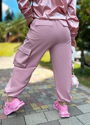 Спортивные штаны джоггеры свободного кроя на резинках карго с накладными карманами стильные трендовые черные серые розовые3 фото