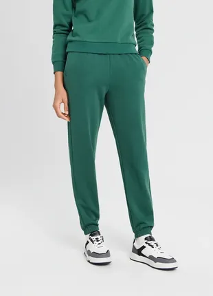 Новые, зеленые спортивные штаны с начесом