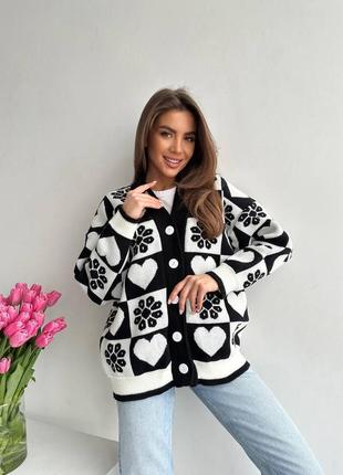 Теплый кардиган на пуговицах с принтом сердечка3 фото