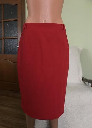 Элегантная красная юбка